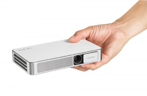 medium_vivitek_q3_plus_with_hand